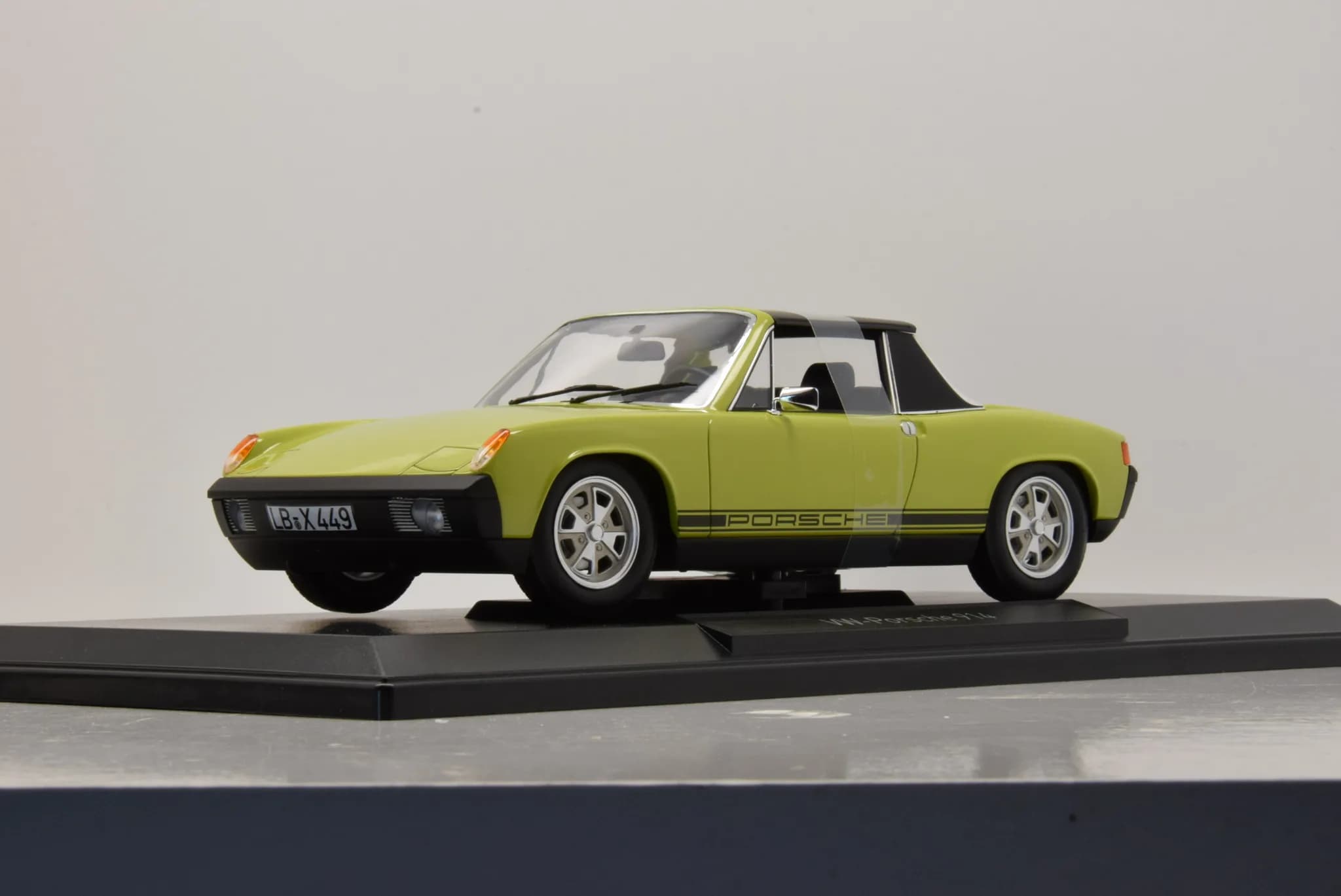 1/18 (Norev) PORSCHE - VOLKSWAGEN 914/4 2.0 1975 (Açık Yeşil)