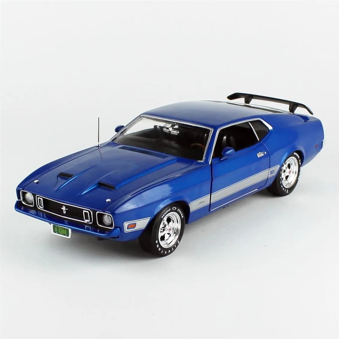1/18 (Auto world) 1973 FORD MUSTANG MACH 1 (Açık mavi ve beyaz)